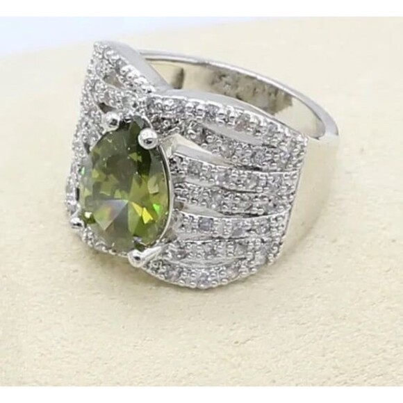 NWT Silver Cubic Zirconia and Peridot Ring Size 9 - Picture 2 of 11